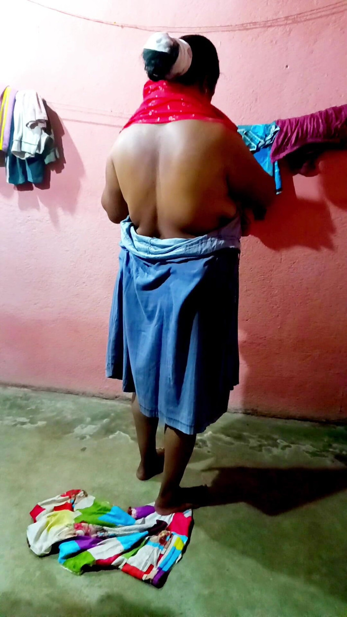 Pakhi0705: Сарі падає після ванни