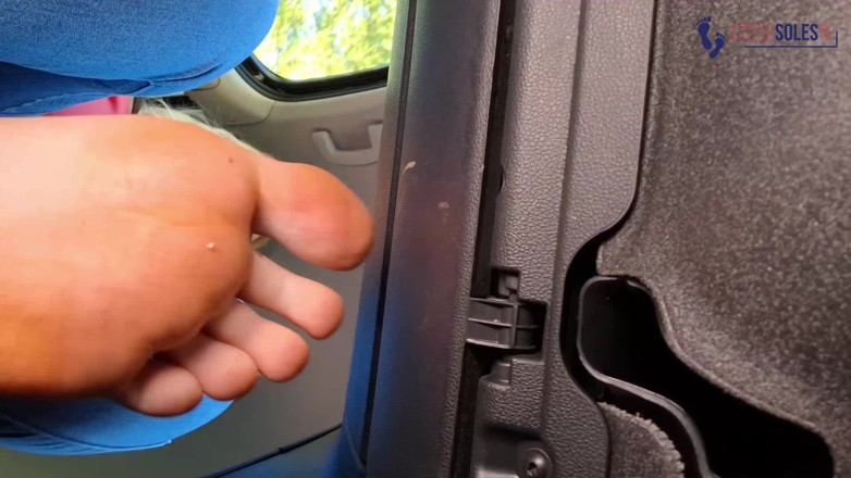 Czech Soles - foot fetish content: 第一人称视角 奴隶在你女主人的大脚下