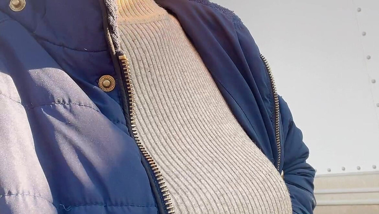 sweethanajapanese: 彼女は車の中で毛深い膣を開き、その後外に出ておしっこをします