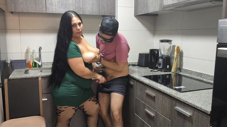 Riderqueen: 팬을 위한 비디오, 계모와 그녀의 핫한 부엌