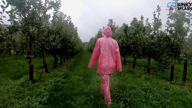 UKCuteGirl Lucy Lauren: Lucy si cewek dengan pakaian hujan transparan dan memeknya menggoda...