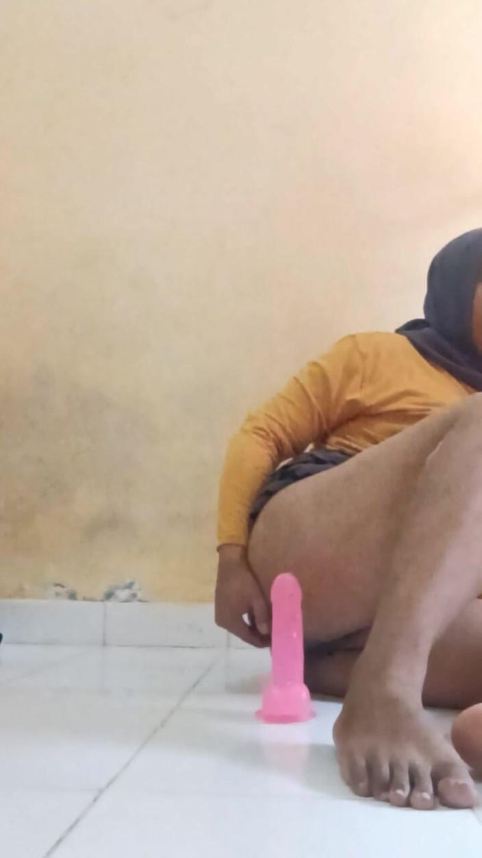 Ivvy Crossdresser: 自分のディルドに乗る女装者。