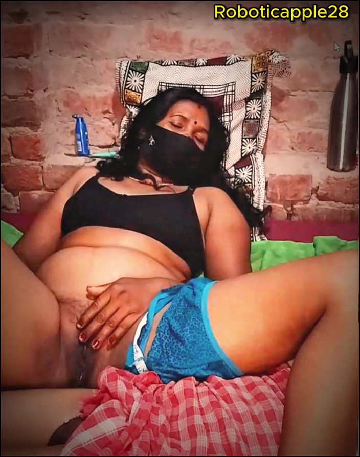 RoboticApple28: 德西 bhavi 全裸抽插我富有的拉丁继妹，直到她把她所有的丰富乳汁都射在屁股上