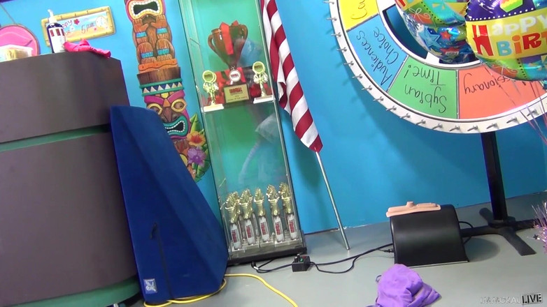 Immoral Live: Чоловік-дракон закопує свій член глибоко в мініатюрну пизду Ріккі і отримує всебічне лікування від пишної красуні