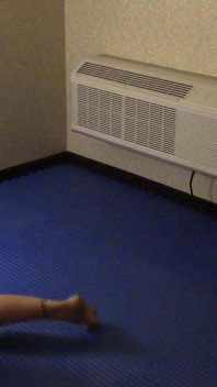 Anat wrestles garrick: runde 1, teil 1