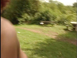 Lucky Cooch: Rothaariges schätzchen jagt ihren freund im freien