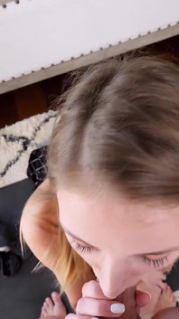 La teen amatoriale macy meadows squirta dappertutto sull'agente di casting - pov