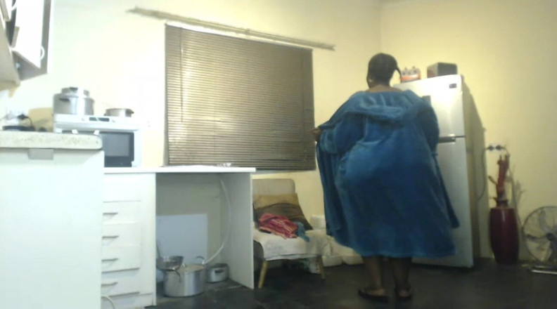 Legendary Booty Overdose: 胖屁股胖美女在厨房呻吟和脱衣