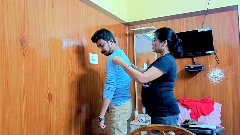 BIREA: Гарячі індійські дівчата-дезі кравці вимірювали хлопця, побачивши порожній магазин, вони займалися сексом