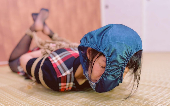 ushirosugatanomiki: Trest tím, že si přetáhne kalhotky přes obličej