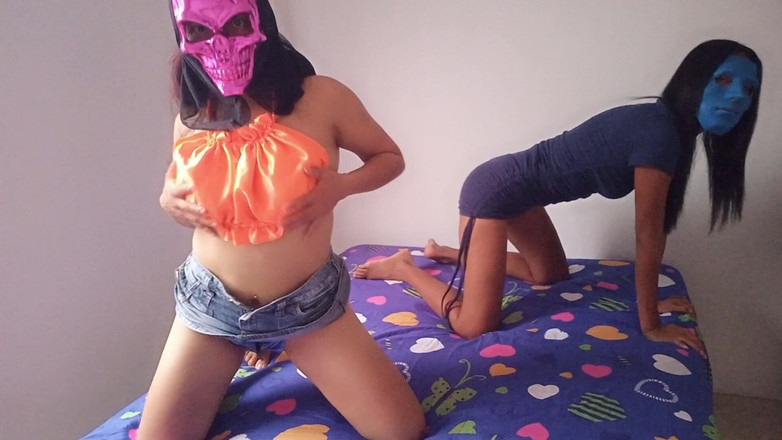 Martin13: Prietenele curve adunate pentru a-și invoca iubiții!! Sunt foarte entuziasmate și...