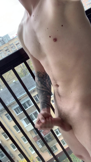 Elay: Ngocok kontol di balkon