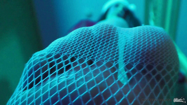 Mistress Legs: 휴가 중 흰 망사 팬티 스타킹을 입은 다리