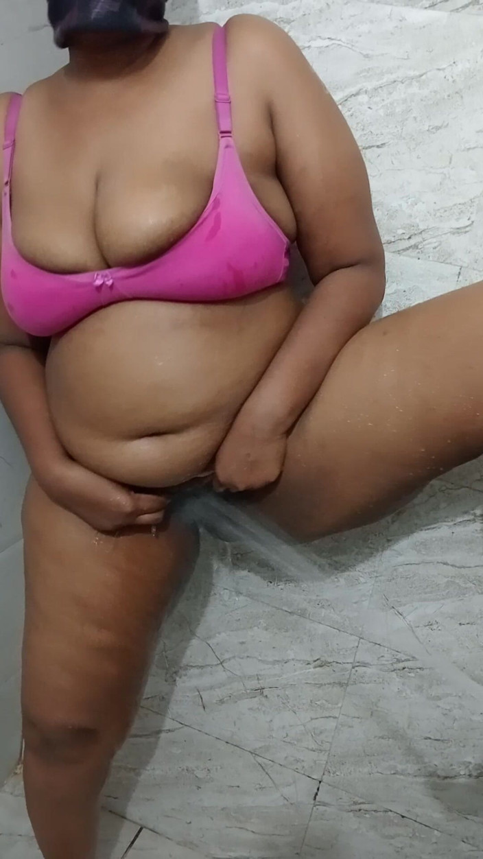Priya aunty: Pussy Washing Hot Moaning