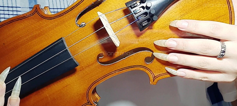 Goddess Li: Largas uñas naturales y violín
