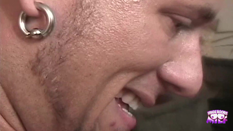 Huge Boobs MILF: Šťastný plešatý chlap šuká sexy nevlastní sestru s velkými prsy