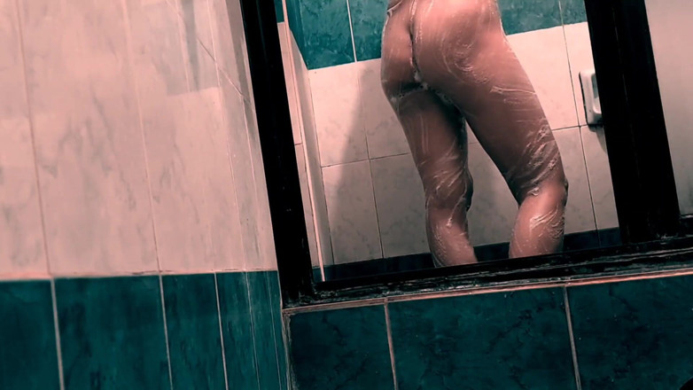 Grentie: Feeling horny in the shower