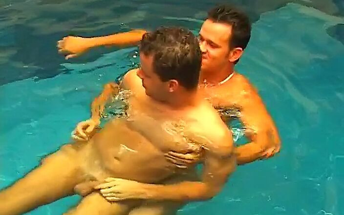 Gays Case: Muscular Stud Igor Dos Santos Invites Cute Guy Sandro Bullack...