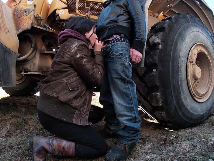 Hera Harding: Country babe is sucking a worker's dick