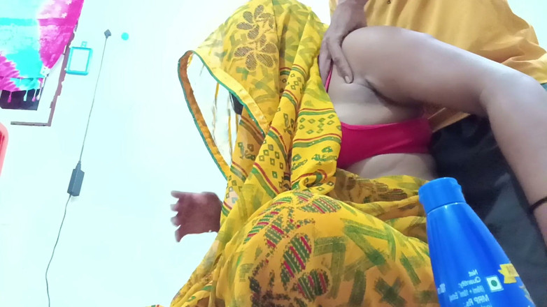 The_Secret_Couple: Padosan Bhabhi Ne Ishare Se Bulaya Fir Masáž Karwaya Badme...