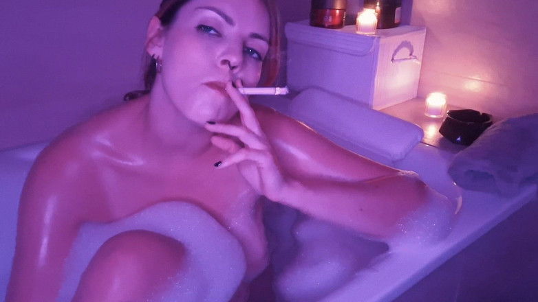 Naughty Natascha: 욕조에서 흡연할 때 두 배 이완