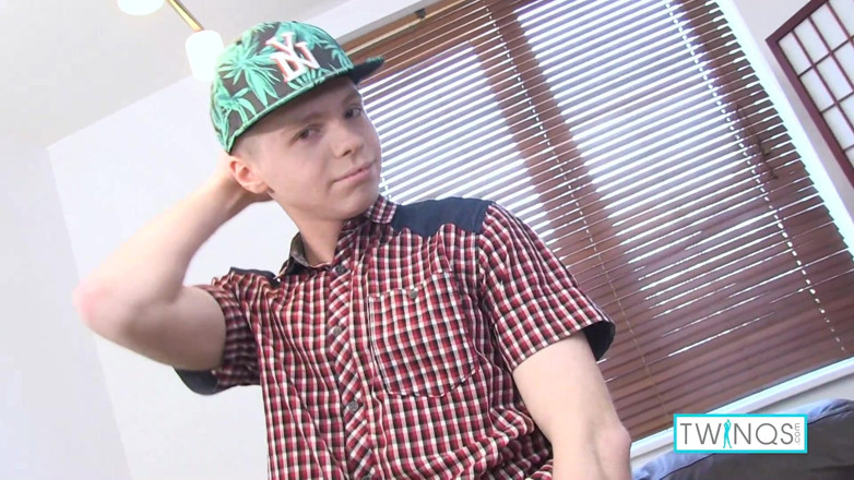 Twin Qs: Si blonde Twink James berbogel untuk melancap batangnya sehingga dia...