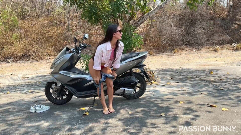 PassionBunny: 我脚底上的巨大尿液喷泉 - 摩托车公共暴露