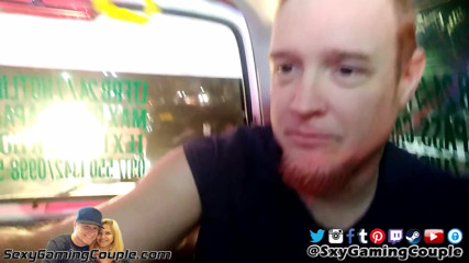 SexyGamingCouple: 在当地户外交通的户外展示爱意