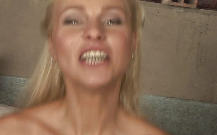 CBD Media: Sexy junge blondine mit natürlichen titten lutscht einen großen schwanz...