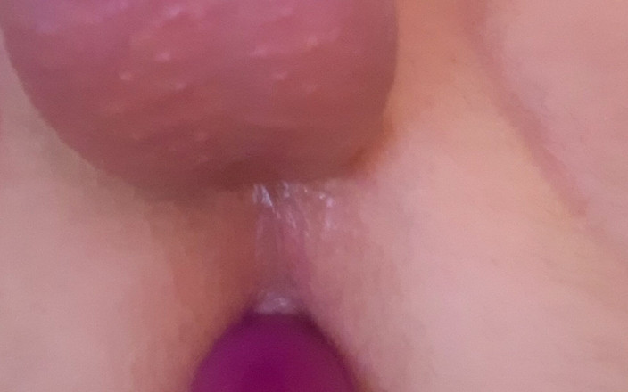 Pellefnatt: Temanku berbaring di sofa dan ngocok kontol kecilnya sampai dia...