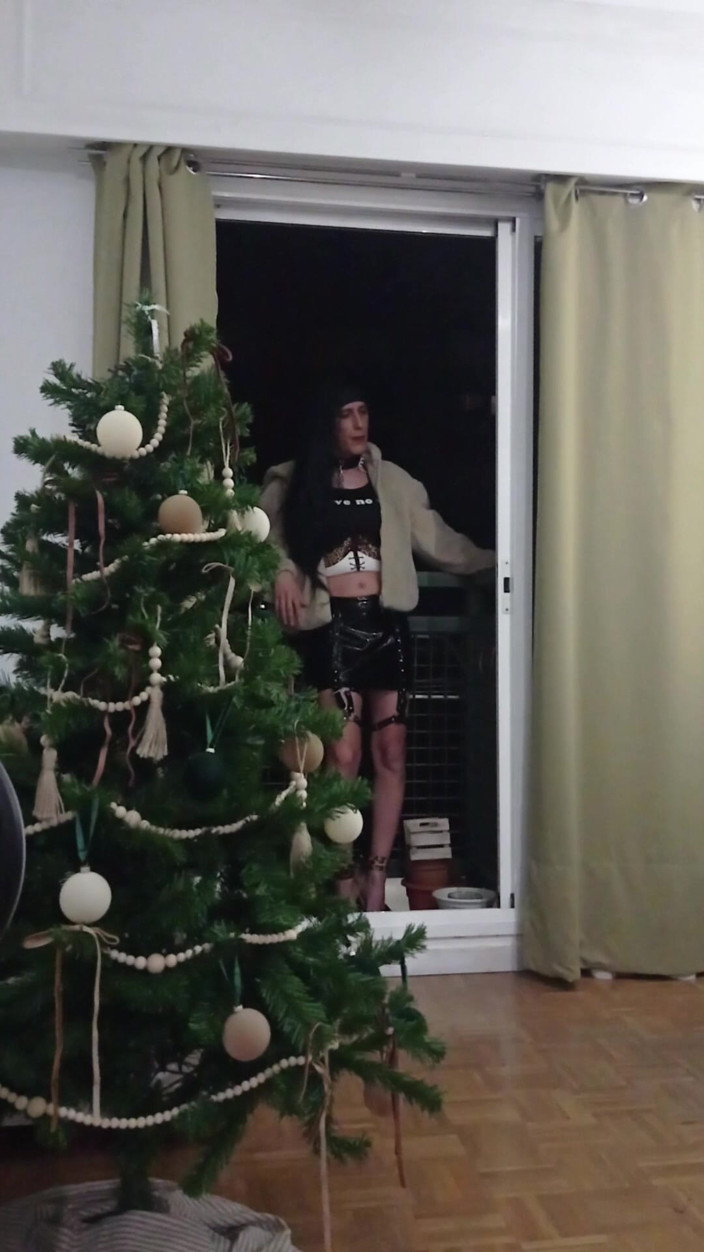 Penelopene27: Ekshibicjonistyczny crossdresser