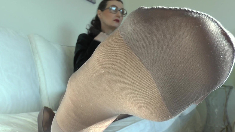 Lady Victoria Valente: Крайне вонючие ноги меховых ботинок! В «В сапогах запах и ноги», леди Виктория Валенте