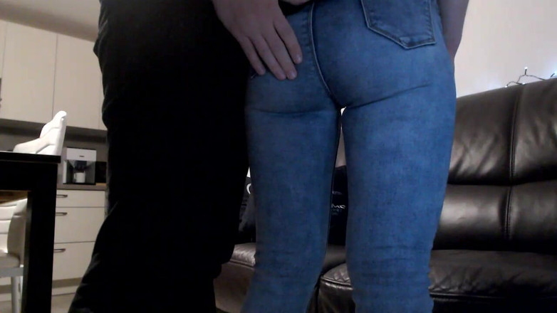 MagicStas: MILF-freundin fingert in jeans und durch höschen