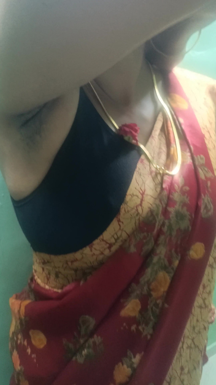 Inba: 첸나이 대학 교사 Saree Sanding 로맨스 게스트 하우스