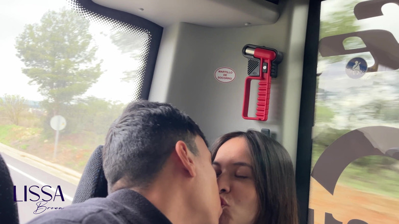 Lissa Brown: Casal brinca com mijo em ônibus, trem e público