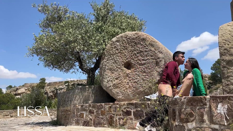 Lissa Brown: Cuplul face sex riscant într-un punct de vizionare publică