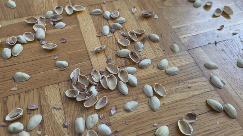 Your QueenXoXo: 130kg Woman Walking on Pistachio Shells - Crunching Sounds
