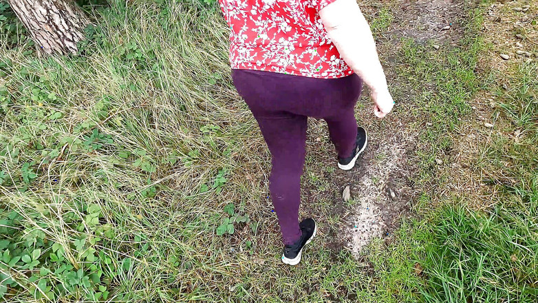 Bouncy Tits Action: 在三脚架前拍打大胸