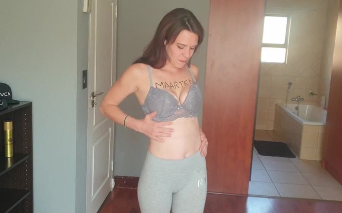 petite-mia: Je joue avec ma chatte pour un gode fan et...