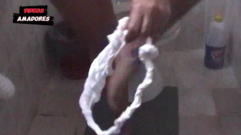 Amateurs videos: Cewek semok rambut pirang kencing di kamar mandi