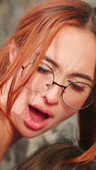 Selina Bentz nel ruolo di Hermione e Audrey Reid in myrtle gemendo a turno su un cazzo duro di un fortunato mago - Parodia porno di Harry Potter