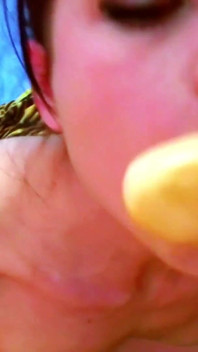 POV สาวผอมถูกเลียหีแล้วเย็ดแฟนสาวด้วย strap-on
