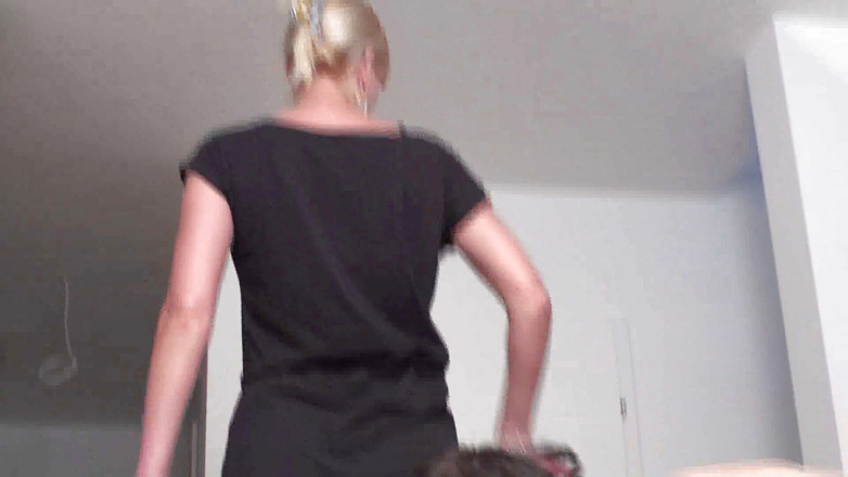 Foot Girls: Hamba mesti menjilat kaki yang kotor