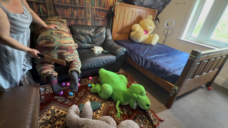 Aaexperiencesltd: Mama vitregă îl pedepsește pe Leo pentru comportament obraznic