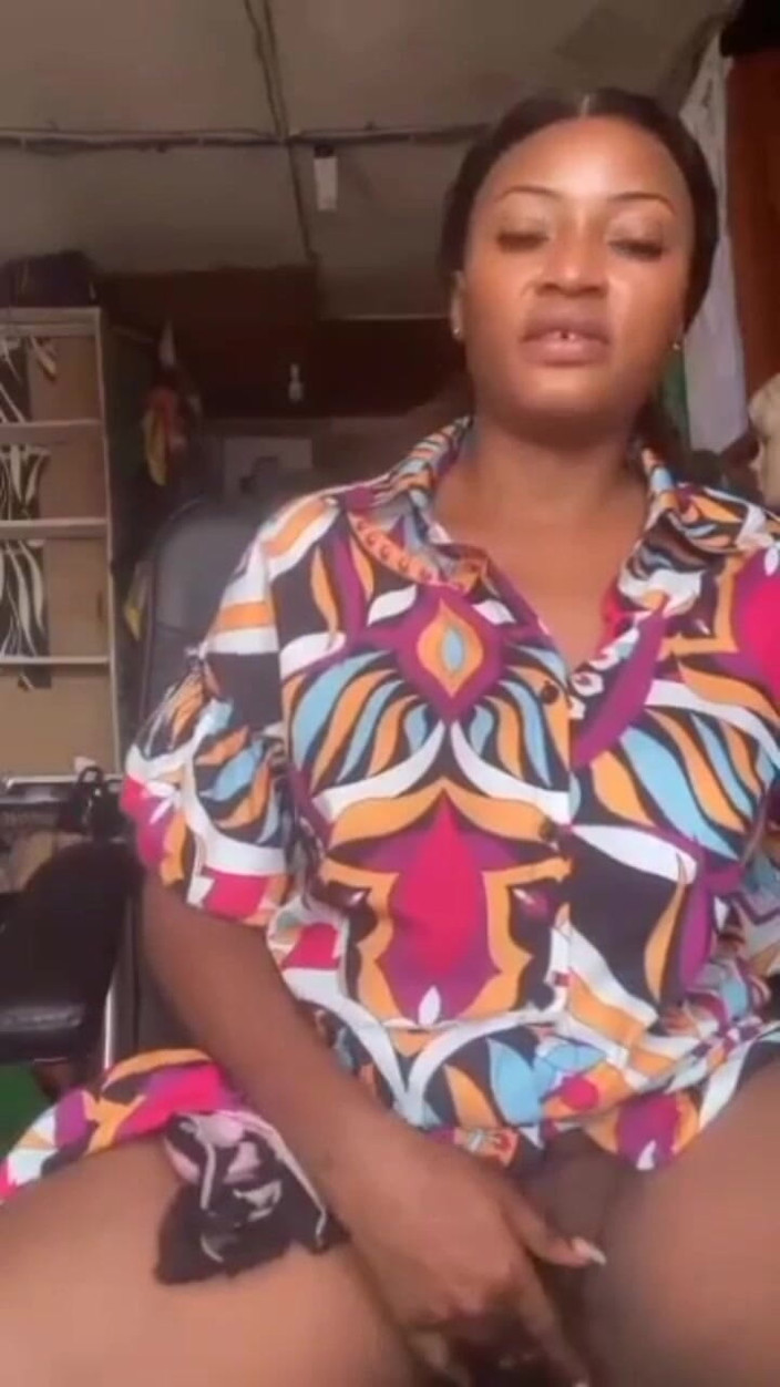 Me and my new slut: 欲求不満な母親が自分の太った膣を恋人のために店で弄る公然たるマスターベーション