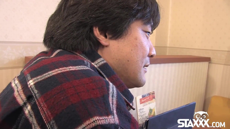 Staxxx: Cute Asian waitress gives double blowjob
