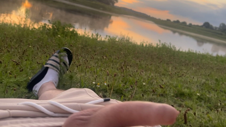 Riskiedik: Playing in the Morning at a Lake