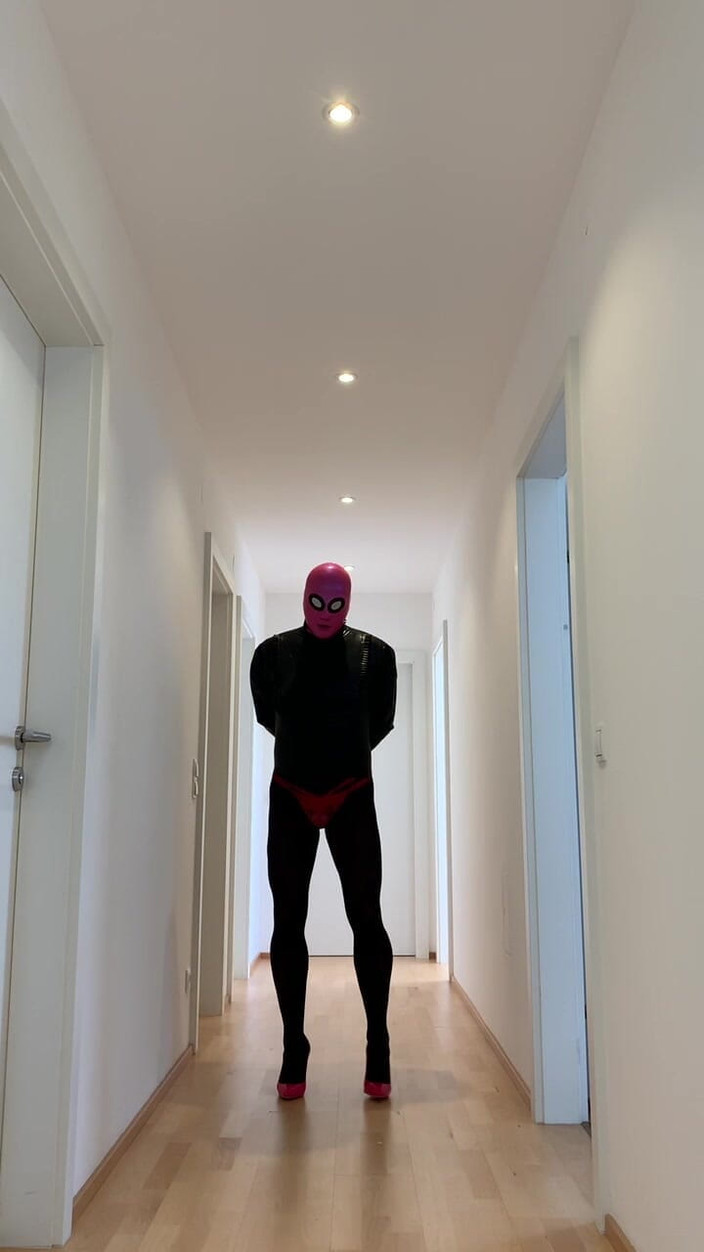 PervyLara: Bambola di latex mascherata