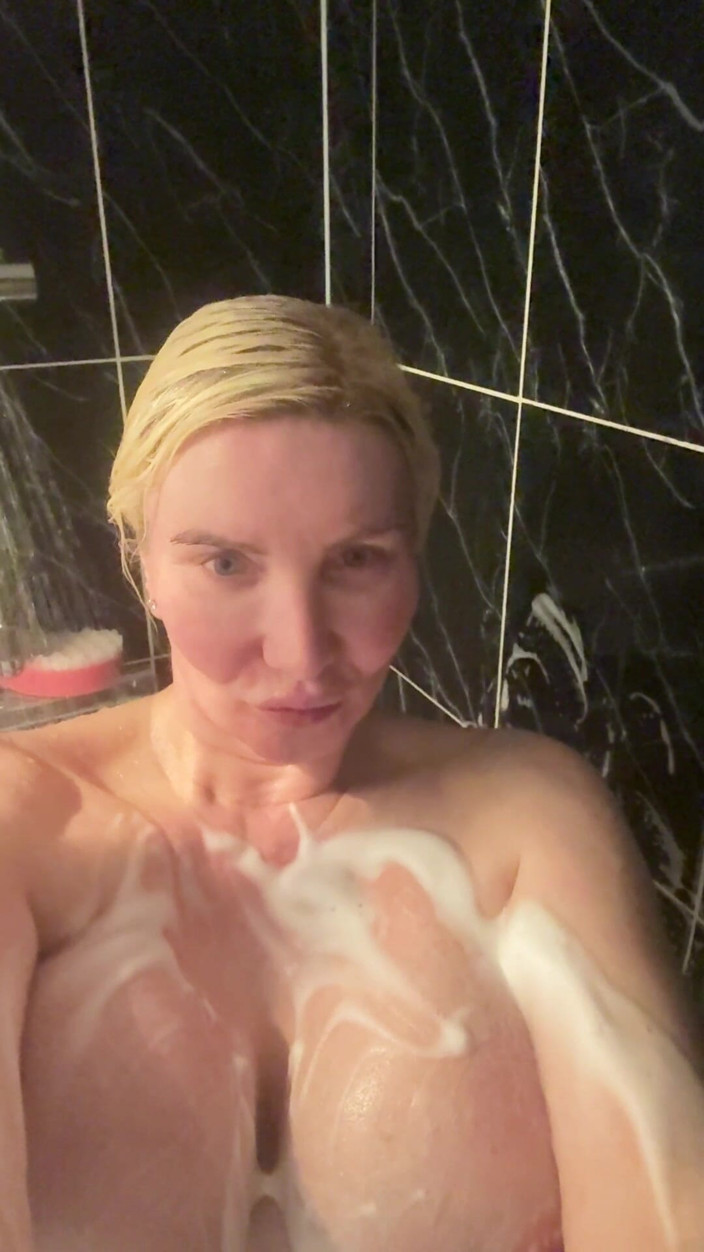 Sophie James: Soaped up Huge 34jj Tits Look at My Abs
