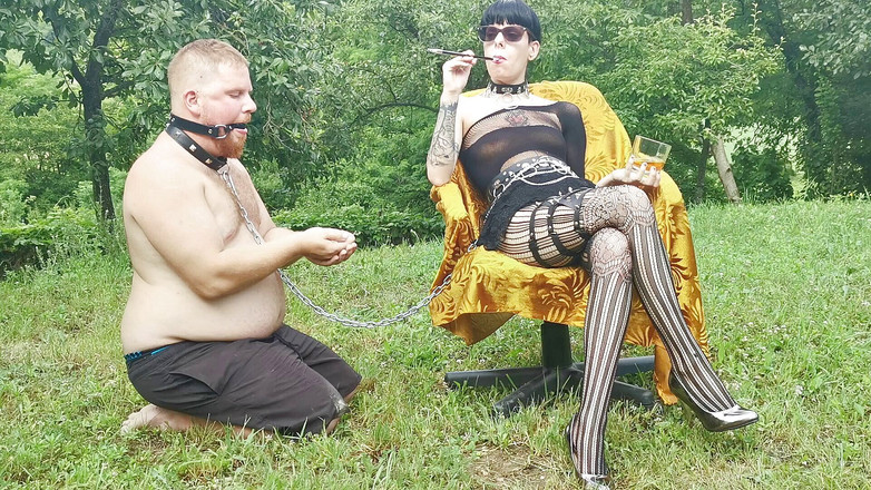 Beth Kinky: 義理の叔父を屋外の灰皿として使用する